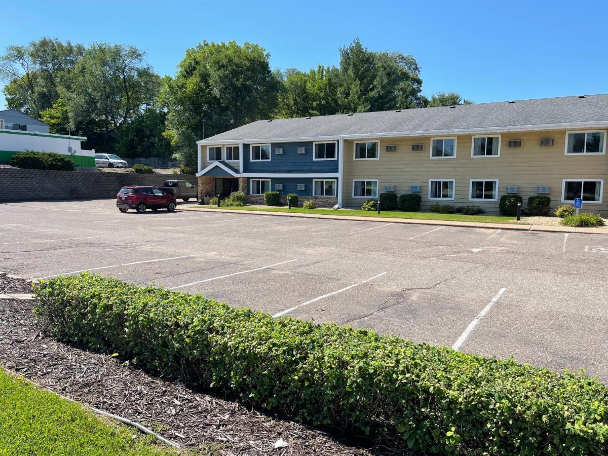 Nichols Inn & Suites Hastings Exterior photo